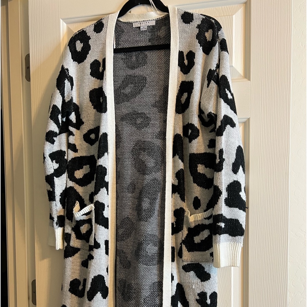 Cheetah print sweater .